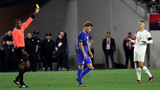 Aidan Morris recibe tarjeta amarilla